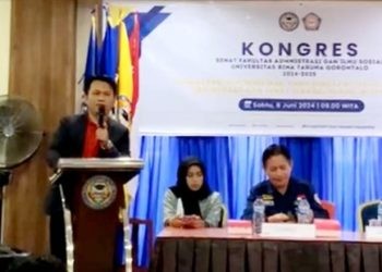Dekan Fakultas Administrasi dan Ilmu Sosial, Kurniadi Hasan saat memberikan sambutan dalam Mubes Senma FAIS.