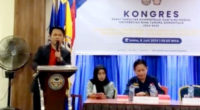 Dekan Fakultas Administrasi dan Ilmu Sosial, Kurniadi Hasan saat memberikan sambutan dalam Mubes Senma FAIS.