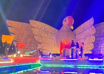 Penampilan teatrikal dari Riden Baruadi Gallery saat pembukaan Festival Pesona Danau Limboto. (Foto: Abin/Gopos)