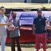 Penyerahan daging kurban oleh manajamen dan karyawan Fox Hotel Gorontalo kepada masyarakat dalam kegiatan perayaan Idul Adha 1445 H, Selasa (18/6/2024).