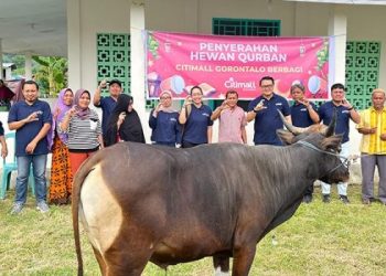 Pembagian hewan kurban oleh Citimall kepada warga melalui Masjid Al Mukarramah, Kelurahan Padebuolo, Kota Gorontalo.