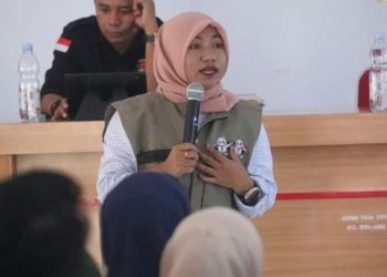 Anggota Komisioner KPU Bolsel, Marlia Lumali saat membawakan Materi pada Bimtek Anggota PPS Pada Pilkada Serentak.(Foto.dok KPU Bolsel)