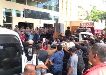 sopir truck bersama aktivis menyampaikan tuntutan di kantor Gubernur (Kamis /6/6/2024) Rama/Gopos
