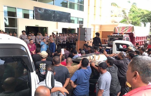 sopir truck bersama aktivis menyampaikan tuntutan di kantor Gubernur (Kamis /6/6/2024) Rama/Gopos