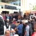 sopir truck bersama aktivis menyampaikan tuntutan di kantor Gubernur (Kamis /6/6/2024) Rama/Gopos