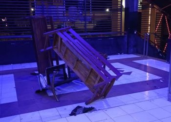 Kursi yang terbalik gara-gara diobrak-abrik warga setempat. (Foto: Gopos.id)