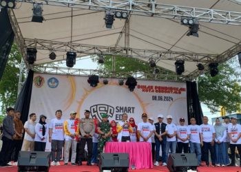 Capt: Ismail Madjid plh Walikota Gorontalo (tengah) bersama jajaran OPD dan Forkopimda saat membuka secara resmi pelaksanaan O2SN di lapangan Taruna Remaja Kota Gorontalo. Sabtu (8/6/2024). (foto/jihan)