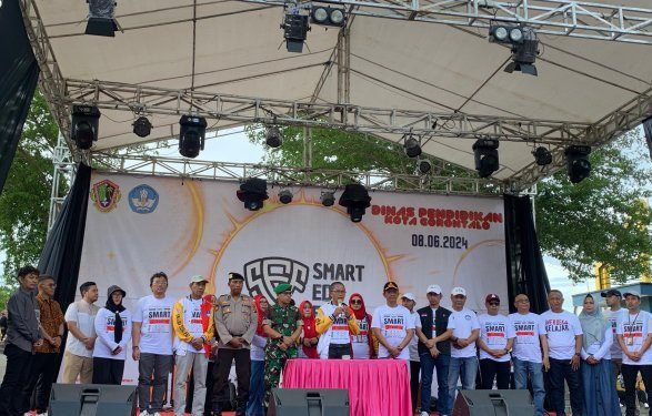 Capt: Ismail Madjid plh Walikota Gorontalo (tengah) bersama jajaran OPD dan Forkopimda saat membuka secara resmi pelaksanaan O2SN di lapangan Taruna Remaja Kota Gorontalo. Sabtu (8/6/2024). (foto/jihan)