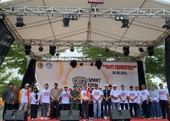 Capt: plh Walikota Gorontalo (tengah) Ismail Madjid bersama OPD dan Forkopimda Pada Kegiatan SMART EDU FEST, Launching PPDB Online dan Deviley O2SN Di Lapangan Taruna Remaja. Sabtu (8/6/2024) (foto/jihan)