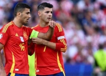 Dua pemain Timnas Spanyol, Alvaro Morata (kanan) dan Rodri tampil pada laga Euro 2024 kontra Kroasia di Olympiastadion Berlin, Jerman yang rampung Minggu (16/6/2024) dini hari WIB. [Christophe SIMON / AFP]