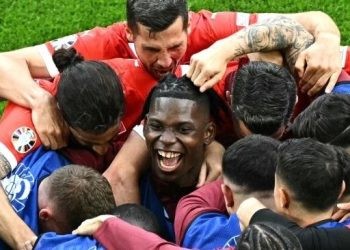 Penyerang Timnas Swiss, Breel Embolo (tengah) merayakan gol ke gawang Hungaria pada laga Euro 2024 di Cologne, Jerman, Sabtu (15/6/2024) malam WIB. [J Soriano / AFP]