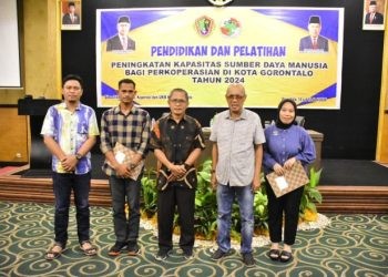 capt: Pj Walikota Ismail Madjid (tengah) bersama Perwakilan Peserta Pelatihan di Hotel Grand Q. Minggu (16/6/2024) (Foto/Istimewa)