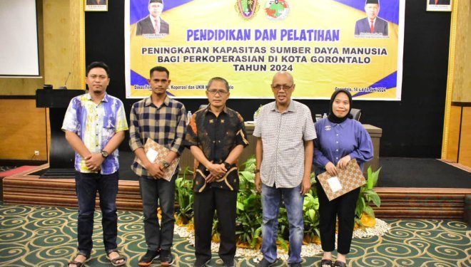 capt: Pj Walikota Ismail Madjid (tengah) bersama Perwakilan Peserta Pelatihan di Hotel Grand Q. Minggu (16/6/2024) (Foto/Istimewa)