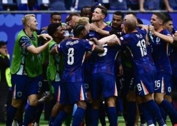 Para pemain Belanda merayakan gol #09 Wout Weghorst (tengah) ke gawang Polandia pada pertandingan sepak bola Grup D UEFA Euro 2024 di Volksparkstadion di Hamburg pada 16 Juni 2024. JOHN MACDOUGALL / AFP