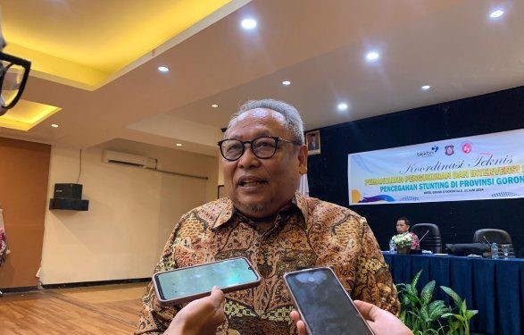 capt: Program Manajer Sekretariat Pelaksana TPPS Pusat, Dr. Soedibyo Alimoeso, MA saat diwawancarai awak media di Grand Q Hotel Kota Gorontalo. Jumat (21/6/2024) (foto/jihan)