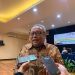 capt: Program Manajer Sekretariat Pelaksana TPPS Pusat, Dr. Soedibyo Alimoeso, MA saat diwawancarai awak media di Grand Q Hotel Kota Gorontalo. Jumat (21/6/2024) (foto/jihan)