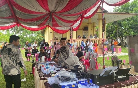 Komisioner Komisi Pemilihan Umum (KPU) Kabupaten Gorontalo bertindak sebagai Kelompok Panitia Pemungtan Suara (KPPS) saat pelaksanaan Pemungutan Suara Ulang (PSU) di TPS 02.