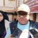 KPU Provinsi Gorontalo, Fadliyanto Koem diwawancarai oleh awak media usai kegiatan Apel Gerakan Coklit Serentak Pemilihan Serentak Tahun 2024, di GOR Boludawa Oginawa.