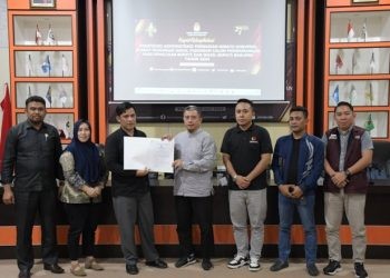 Penyerahan berkas lolos verifikasi administrasi kepada satu paslon Burhanudin Pulubuhu dan Rivendi Luawo, Selasa (18/06/2024) (Humas KPU Boalemo)