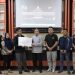 Penyerahan berkas lolos verifikasi administrasi kepada satu paslon Burhanudin Pulubuhu dan Rivendi Luawo, Selasa (18/06/2024) (Humas KPU Boalemo)