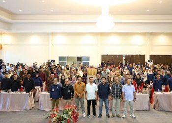 Komisioner KPU Kota Gorontalo berpose bersama dengan PPK dan PPS dalam Rakor Persiapan Rekrutmen Pantarlih Pilkada 2024
