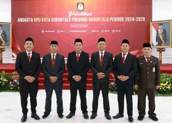 Lima Komisioner KPU Kota Gorontalo bersama Sekretaris KPU Kota Gorontalo, Aniki Suleman (kanan)