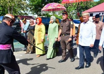 Bupati Pohuwato, Saipul Mbuinga, didampingi, Suharsi Igirisa, menyambut kedatangan Kajari Pohuwato,  Kamis (06/06/2024) (F Iwan Karim)