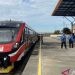 Sejumlah calon penumpang berdiri di sebelah kereta api di Stasiun Rammang-Rammang, Kabupatem Maros, Sulawesi Selatan, Kamis (13/6/2024). ANTARA/Harianto