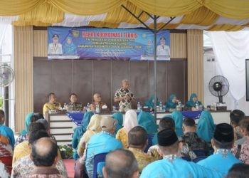 Bupati Asahan Surya saat membuka Rakornis TP PKK Asahan di Lapangan Kantor Kecamatan Air Batu, Kamis (20/06/2024).