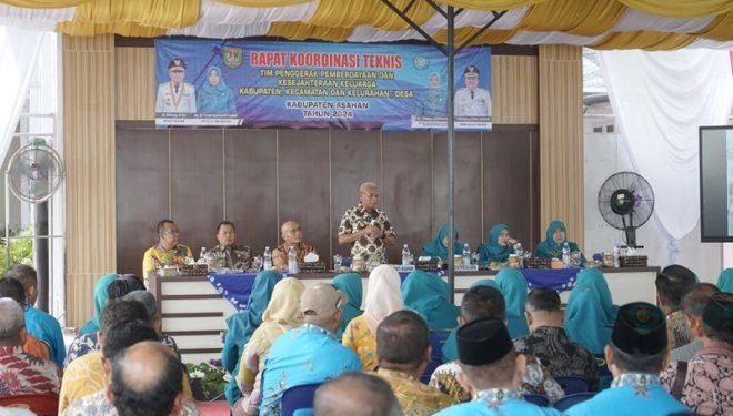 Bupati Asahan Surya saat membuka Rakornis TP PKK Asahan di Lapangan Kantor Kecamatan Air Batu, Kamis (20/06/2024).