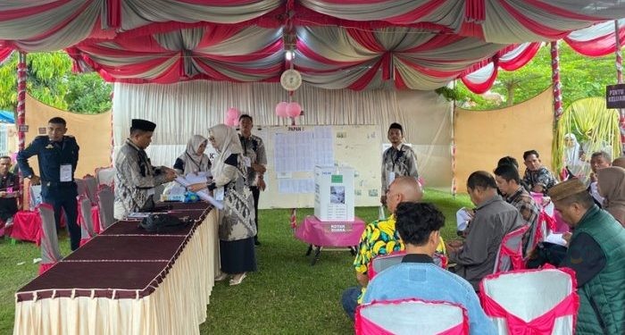 Suasana pemungutan suara di TPS 02 Desa Tuladenggi, Kecamatan Telaga Biru, Kabupaten Gorontalo, Sabtu (22/6/2024).(Foto Abin gopos)