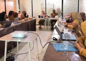 Sekretaris Daerah Provinsi Gorontalo, Sofian Ibrahim saat memberikan arahan pada kegiatan Rapat Pembentukan Tim Teknis PUG yang berlangsung di Manna Cafee and Bakery, Senin, (3/6/2024). (Foto: Fadil – Kominfotik)