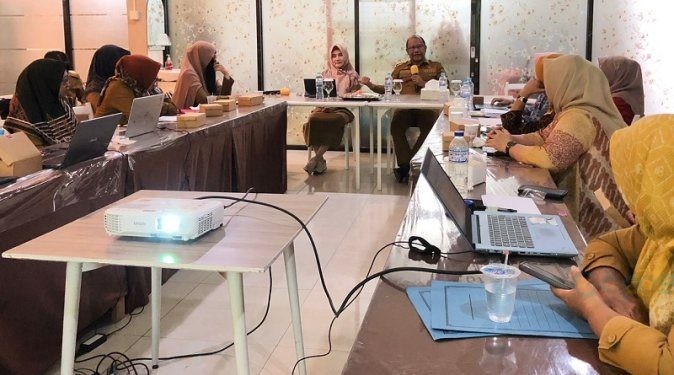 Sekretaris Daerah Provinsi Gorontalo, Sofian Ibrahim saat memberikan arahan pada kegiatan Rapat Pembentukan Tim Teknis PUG yang berlangsung di Manna Cafee and Bakery, Senin, (3/6/2024). (Foto: Fadil – Kominfotik)