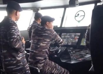 Anggota Satrol X Jayapura mengawasi perairan Jayapura. ANTARA/HO-Dokumen pribadi Satrol X Jayapura