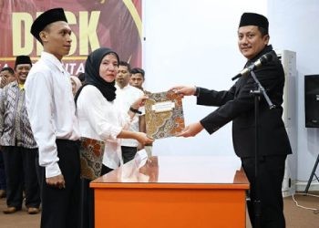 Ketua KPU Kota Gorontalo, Mario S. Nurkamiden, menyerahkan SK pelantikan PPS Dembe 1 dan Liluwo, Jumat (7/6/2024)