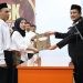 Ketua KPU Kota Gorontalo, Mario S. Nurkamiden, menyerahkan SK pelantikan PPS Dembe 1 dan Liluwo, Jumat (7/6/2024)