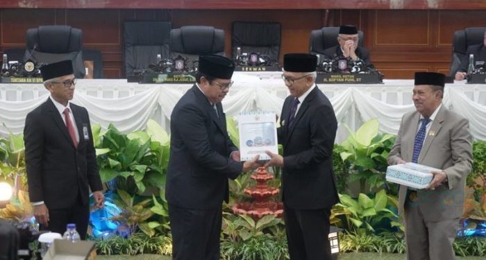 Penyerahan Laporan Hasil Pemeriksaan (LHP) BPK RI oleh Auditor Utama Keuangan Negara VI BPK RI, La Ode Nusriadi, kepada Penjabat Gubernur Rudy Salahuddin, pada Rapat Paripurna Istimewa DPRD Provinsi Gorontalo, Selasa (4/6/2024). (Foto – Valen)