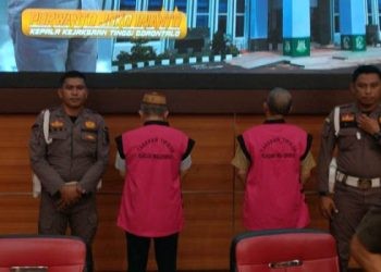 Kabid Bina Marga PUPR Korontalo, AA (upiah karanji) bersama kontraktor FL dihadirkan dalam konferensi pers Kejati Gorontalo sebelum dibawa menuju ke rumah tahanan Gorontalo.