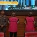 Kabid Bina Marga PUPR Korontalo, AA (upiah karanji) bersama kontraktor FL dihadirkan dalam konferensi pers Kejati Gorontalo sebelum dibawa menuju ke rumah tahanan Gorontalo.