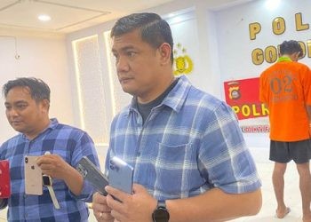 Kasat Reskrim Polresta Gorontalo Kota, Kompol Leonardo Widharta, menunjukkan barang bukti yang diamankan dari tangan AMK dan RK, dua residivis pencurian yang diamankan Polresta Gorontalo Kota, Jumat (7/6/2024).