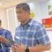 Kasat Reskrim Polresta Gorontalo Kota, Kompol Leonardo Widharta, menunjukkan barang bukti yang diamankan dari tangan AMK dan RK, dua residivis pencurian yang diamankan Polresta Gorontalo Kota, Jumat (7/6/2024).