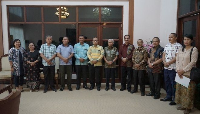 Bupati Asahan Surya saat menerima audiensi dengan Pesparawi Asahan, Jumat (31/5/2024).