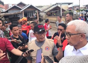 Pj Walikota Gorontalo Ismail Madjid bersama Pj Gubernur Gorontalo Rudy Salahuddin diwawancarai disela-sela meninjau lokasi banjir di Kelurahan Bugis, Kecamatan Dumbo Raya, Kota Gorontalo, Kamis (20/6/2024).(Rama/Gopos)