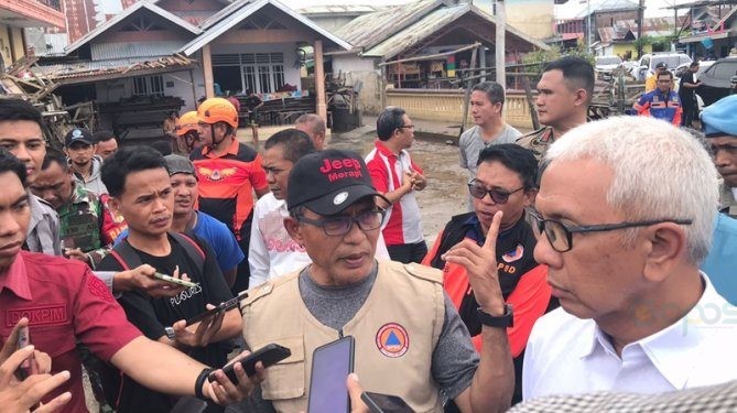 Pj Walikota Gorontalo Ismail Madjid bersama Pj Gubernur Gorontalo Rudy Salahuddin diwawancarai disela-sela meninjau lokasi banjir di Kelurahan Bugis, Kecamatan Dumbo Raya, Kota Gorontalo, Kamis (20/6/2024).(Rama/Gopos)
