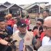 Pj Walikota Gorontalo Ismail Madjid bersama Pj Gubernur Gorontalo Rudy Salahuddin diwawancarai disela-sela meninjau lokasi banjir di Kelurahan Bugis, Kecamatan Dumbo Raya, Kota Gorontalo, Kamis (20/6/2024).(Rama/Gopos)
