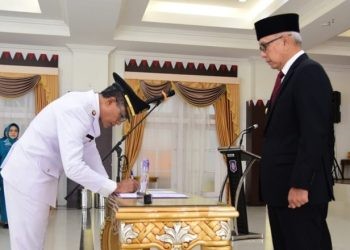 Pj Walikota Gorontalo Ismail Madjid saat dilantik Pj Gubernur Gorontalo Rudy Salahuddin di aula rumah jabatan Gubernur Gorontalo, Rabu (12/6/2024). (Foto : Haris)