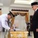 Pj Walikota Gorontalo Ismail Madjid saat dilantik Pj Gubernur Gorontalo Rudy Salahuddin di aula rumah jabatan Gubernur Gorontalo, Rabu (12/6/2024). (Foto : Haris)