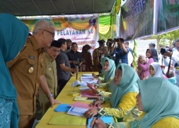 Pj. Gubernur Gorontalo Rudy Salahuddin saat meninjau pelayanan kesehatan di Posyandu Sabar Menanti I, Desa Huidu Utara, Kecamatan Limboto Barat, Senin (3/7/2024). (Foto : Isam)