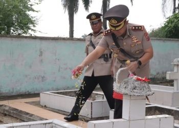 Kapolres Asahan AKBP Afdhal Junaidi melakukan ziarah dan tabur bunga di Taman Makam Pahlawan (TMP) Kisaran.