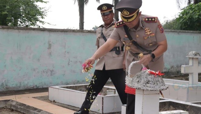 Kapolres Asahan AKBP Afdhal Junaidi melakukan ziarah dan tabur bunga di Taman Makam Pahlawan (TMP) Kisaran.